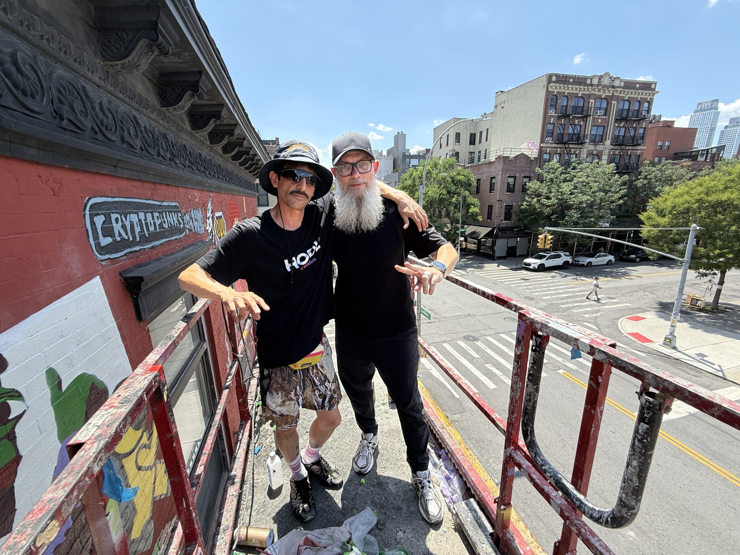 Achim Hepp und Künstler Masnah an der NFT Wall in Williamsburg