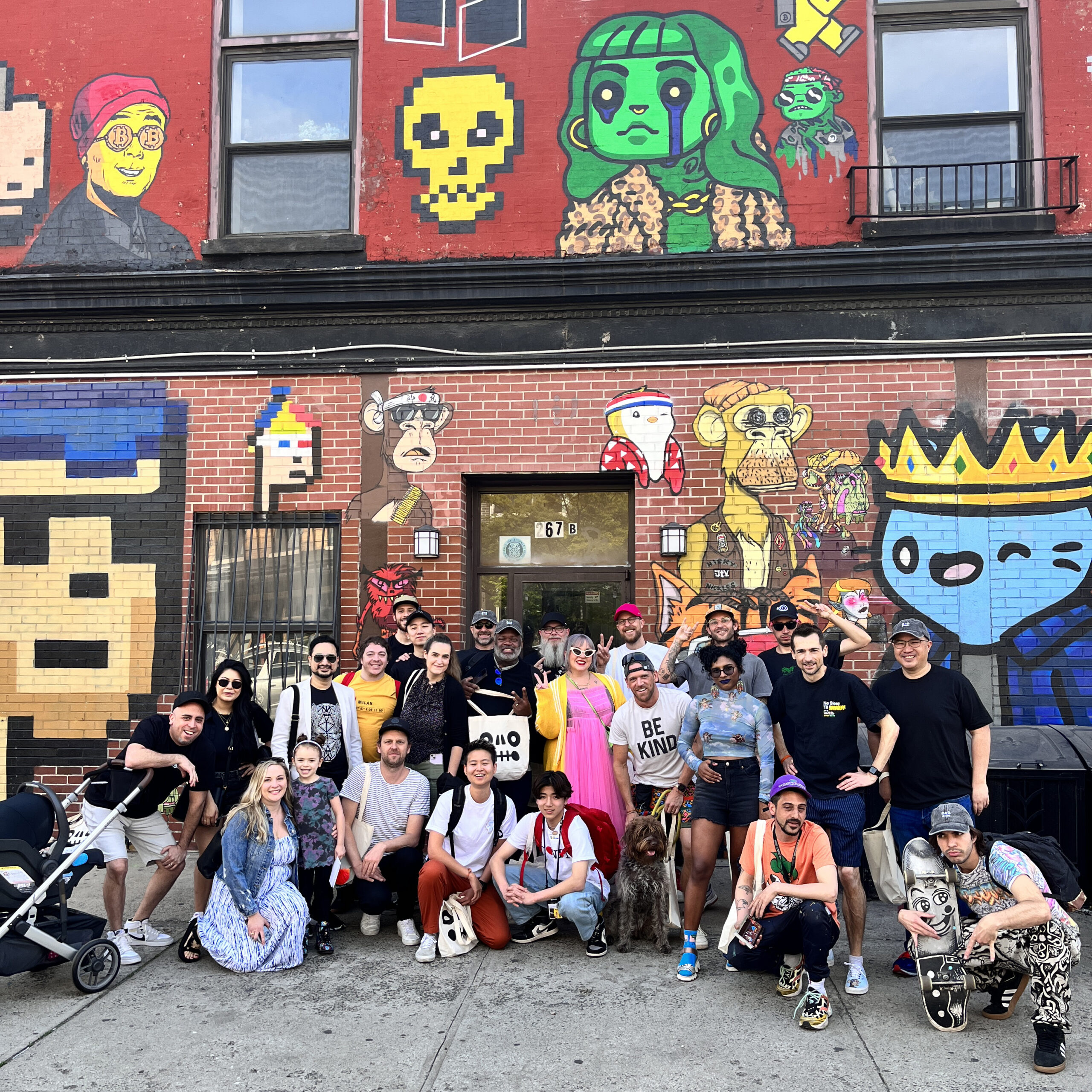 Deadfellaz-Community-Meetup mit Achim und Daniel vor der NFT Wall in Williamsburg